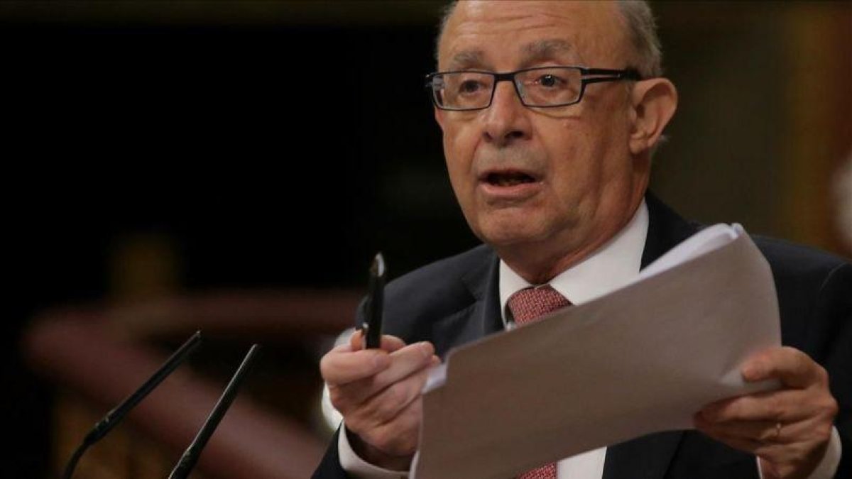 El ministro Montoro durante el debate de los Presupuestos del Estado.-JOSÉ LUIS ROCA