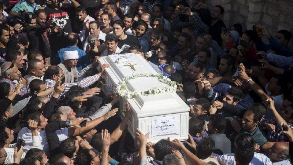 Cientos de personas llevando el ataúd de uno de los fallecidos en el atentado de Minya.-EPA