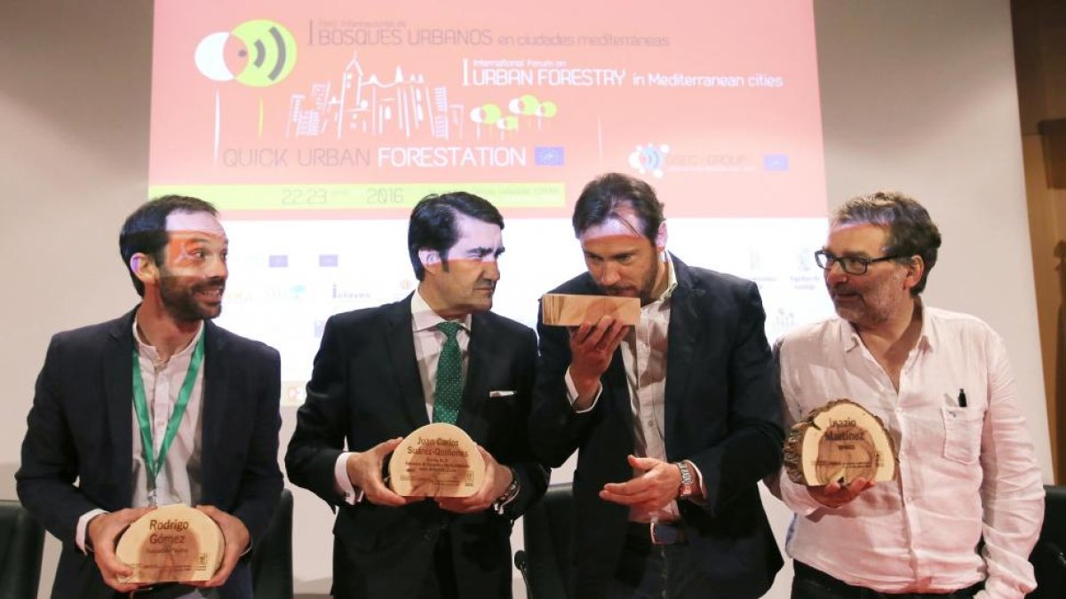 Rodrigo Gómez; el consejero de Fomento y Medio Ambiente, Juan Carlos Suárez-Quiñones; el alcalde de Valladolid, Óscar Puente e Inazio Martínez en la inauguración del primer 'Foro Internacional de Bosques Urbanos en Ciudades Mediterráneas' junto.-ICAL