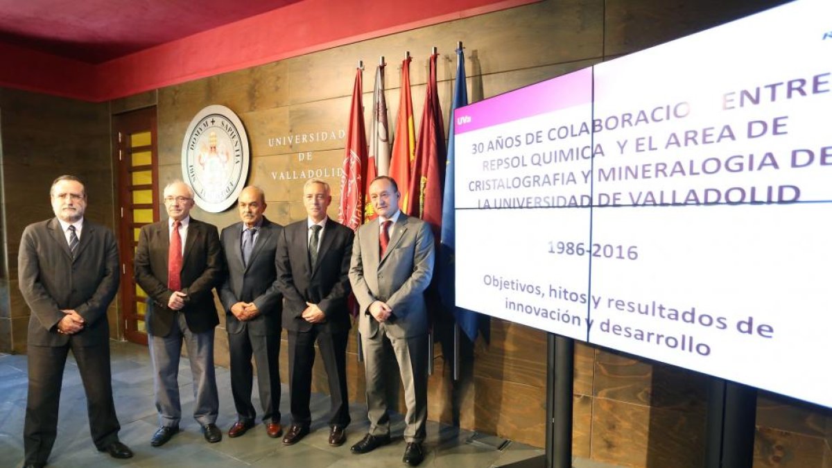 El rector de la UVa, Daniel Miguel San José,; el gerente de Asistencia Técnica y Desarrollo de Repsol y el investigador principal del proyecto, el catedrático de Física de la Materia Condensada Fernando Rull, durante la rueda de prensa.-ICAL