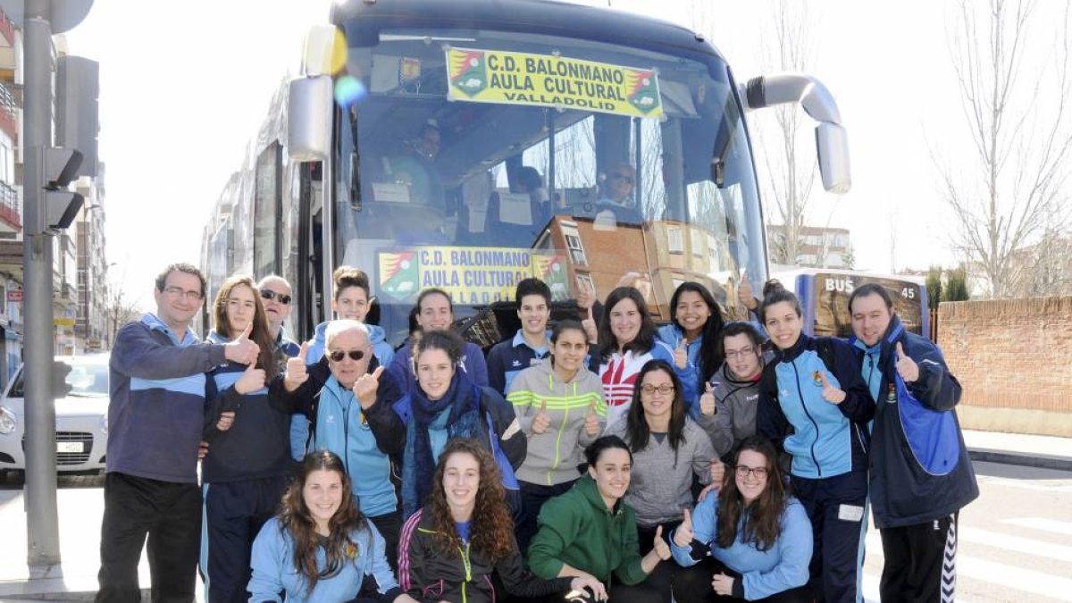 La plantilla del Aula Cultural antes de partir en autocar hacia Castellón-VALENTÍN G. GARIBAY