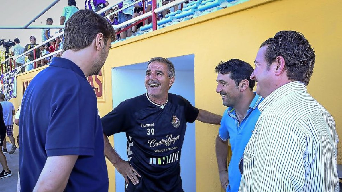 Paco Herrera bromea junto a Carlos Suárez, de espaldas, y Braulio Vázquez en Las Salinas.-MIGUEL ÁNGEL SANTOS