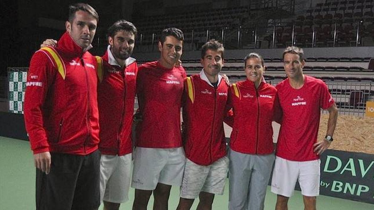 De izquierda a derecha, David Marrero, Pablo Andújar, Jaume Antoni Munar, Marc López, Conchita Martínez y Tommy Robredo, en el Fetisov Arena de Vladivostok.-Foto: RFET