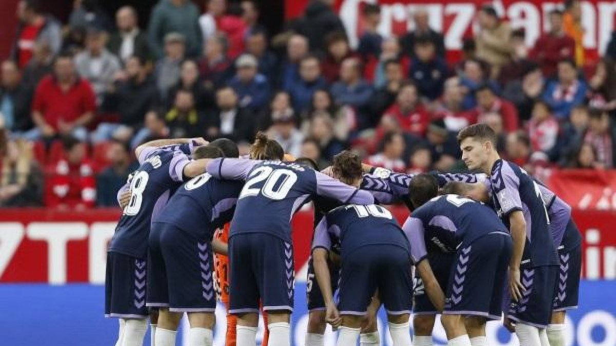 Toni saca la cabeza durante el círculo habitual de los jugadores pucelanos, éste antes de la segunda parte.-LALIGA