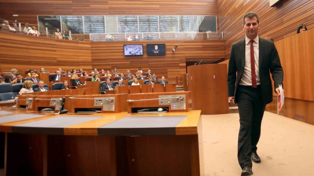 El portavoz socialista Luis Tudanca tras su intervención en la sesión de tarde del debate de Investidura-Ical