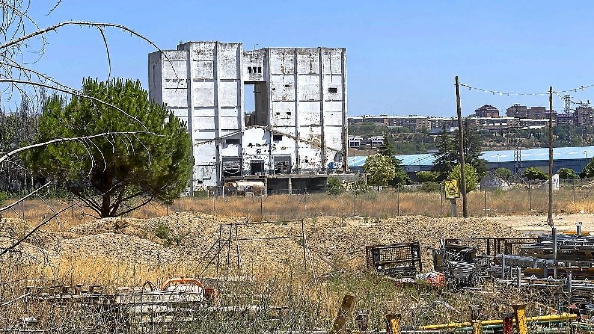 Terrenos de la antigua papelera Smurfit donde se van a construir los pisos en Arroyo.-PABLO REQUEJO / PHOTOGENIC