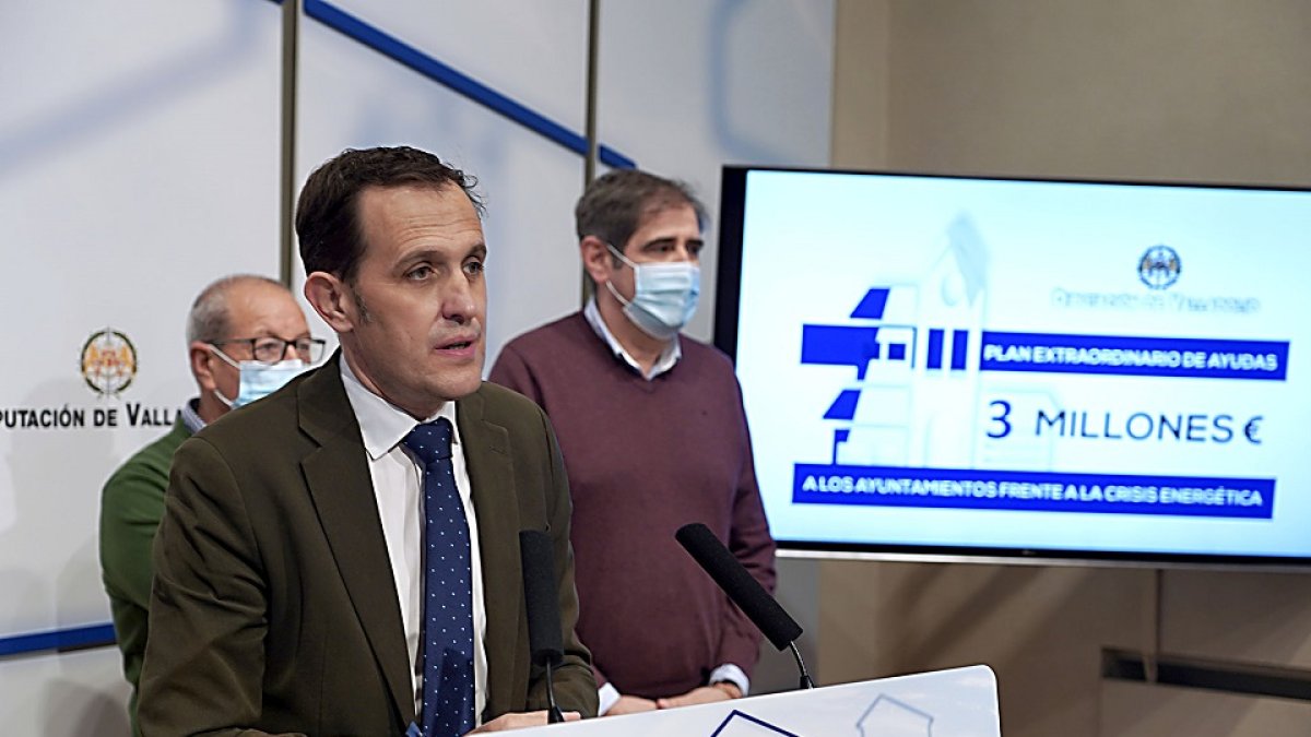 El presidente de la Diputación, Conrado Íscar, presenta el plan extraordinario en el Palacio de Pimentel.- ICAL