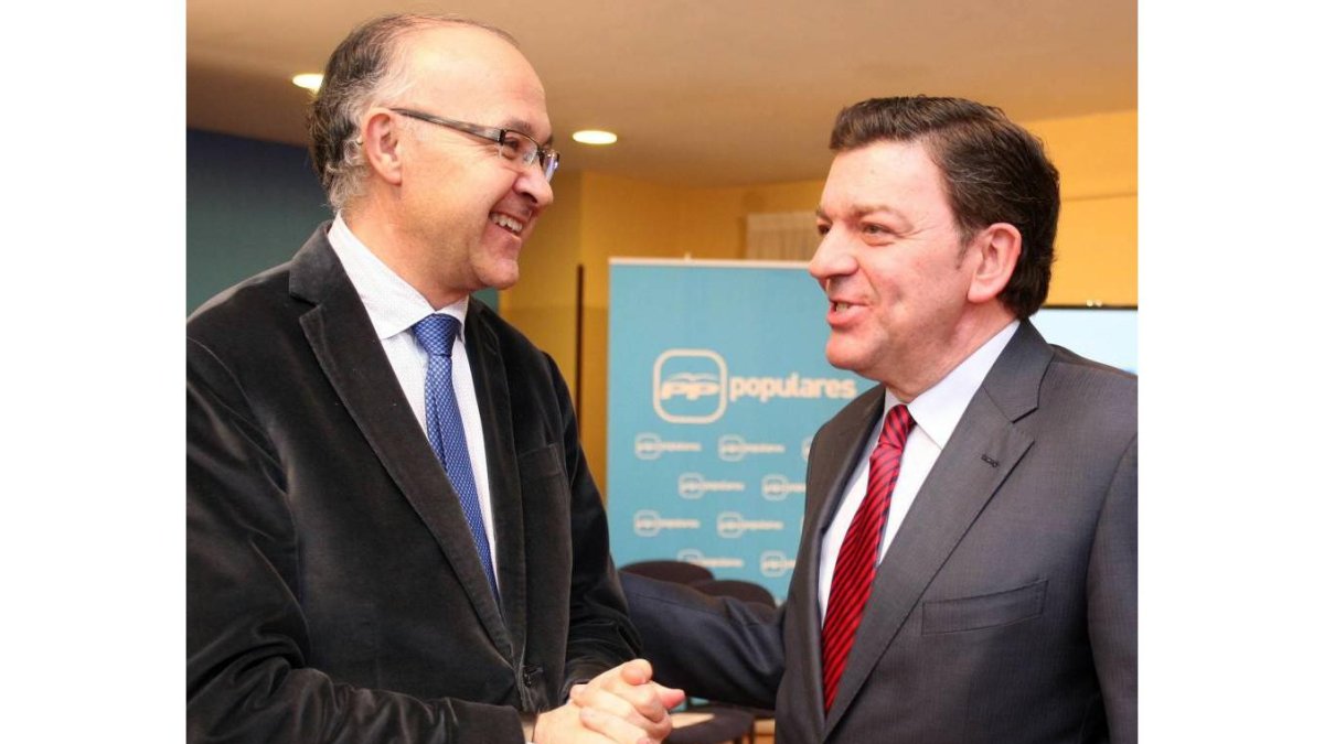 El presidente del PP de Valladolid, Ramiro Ruiz Medrano, y Luis Miguel González Gago presentan el cuarto 'Espacio abierto' para debatir sobre el desarrollo de los pueblos, dentro del programa de actividades 'Tú tienes la palabra'-Ical