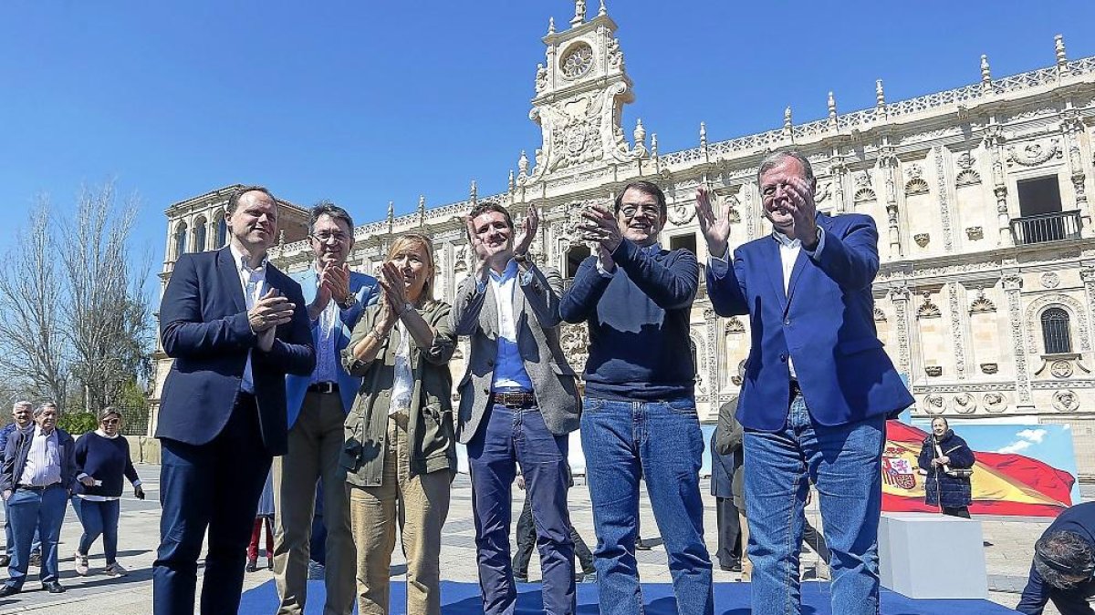 Daniel Lacalle, Juan Martínez Majo, Carmen González,PabloCasado, Alfonso Fernández Mañueco y Antonio Silván, ayer en León.-ICAL