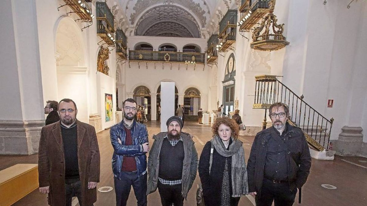 Algunos de los artistas posan en la sala de exposiciones de Las Francesas-P. REQUEJO