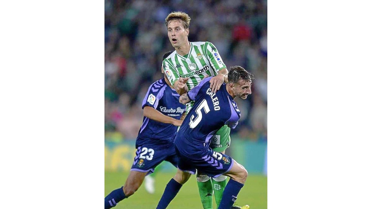 El blanquivioleta Calero frena al bético Canales, con la ayuda por detrás de Anuar.-PHOTO-DEPORTE