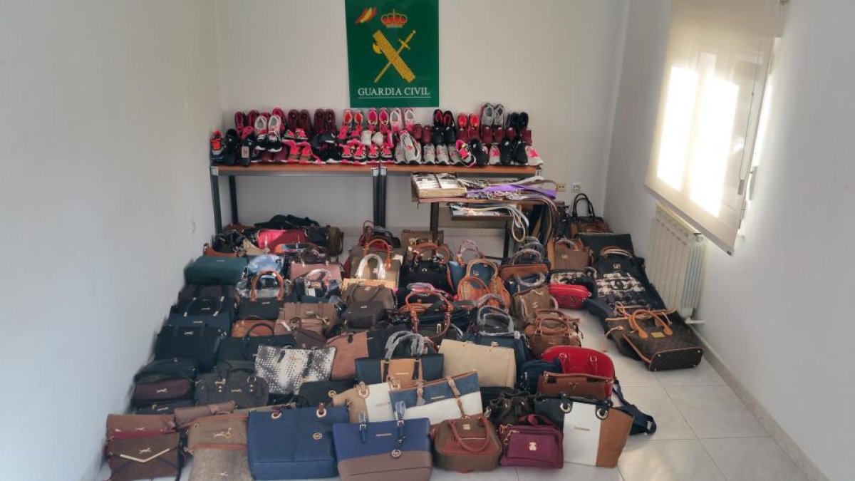 calzado y bolsos cuyos originales costarían 40.000 euros más-ICAL