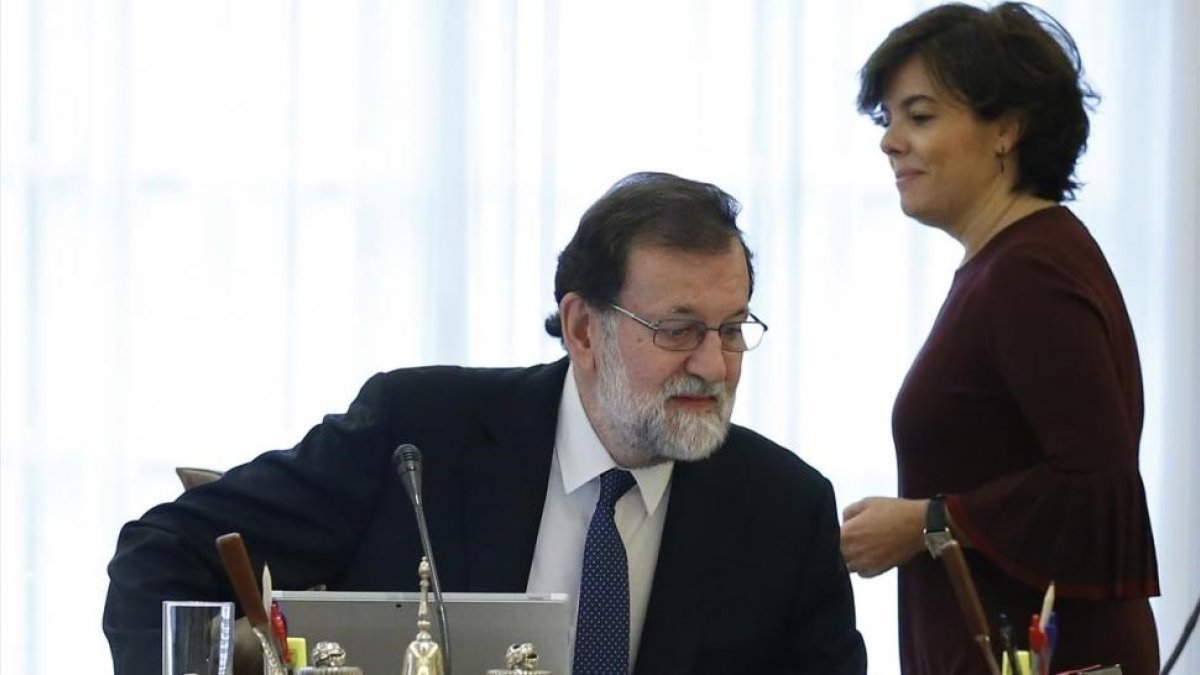 Rajoy y Sáenz de Santamaría, al inicio del Consejo de Ministros de este sábado.-EFE / JUAN CARLOS HIDALGO
