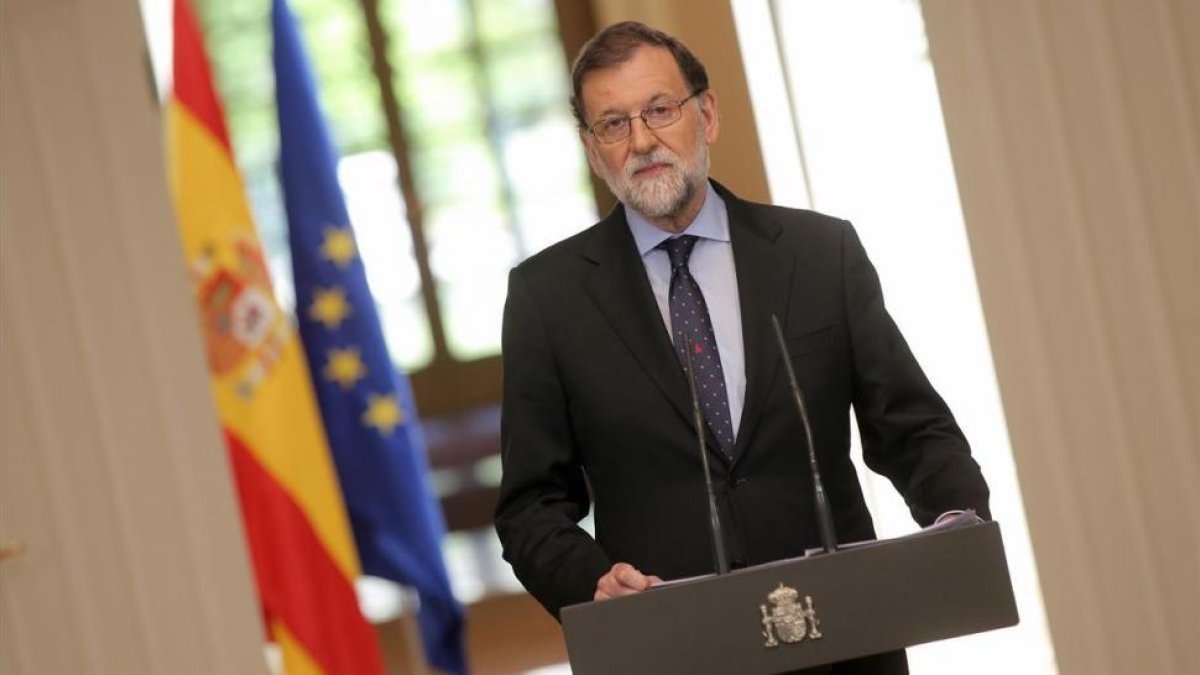 El presidente del Gobierno, Mariano Rajoy, atiende a los periodistas en una rueda de prensa en el palacio de la Moncloa.-JOSÉ LUIS ROCA