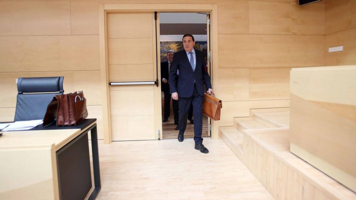 El consejero de Sanidad, Antonio Sáez, saluda a la socialista Mercedes Martín antes de comparecer en la Comisión de Economía y Hacienda de las Cortes para explicar las cuentas de su departamento para 2016-Ical