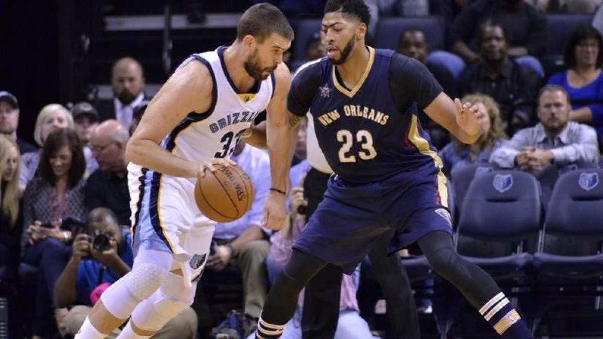 Marc Gasol consiguió el triple decisivo para la victoria ante Davis y los Pelicans.-AP / BRANDON DILL