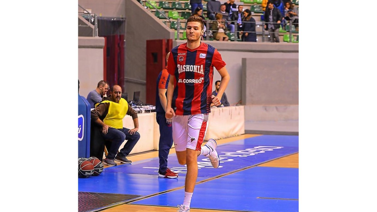 Miguel González calentando ayer en el Coliseum de Burgos.-ACBMEDIA