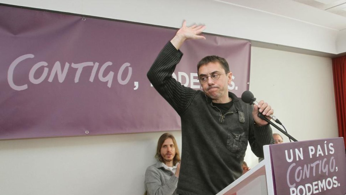 El cofundador de Podemos, Juan Carlos Monedero (D) en un acto público de la formación política en Palencia, junto al responsable regional, Pablo Fernández (I)-Ical
