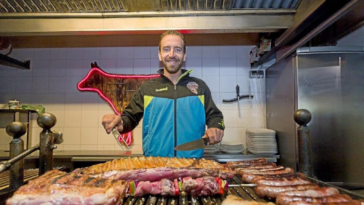 COCINANDO LA RECETA DEL ASCENSO. El vallisoletano no tiene fecha de caducidad. Esta temporada se ha puesto como meta lograr el ascenso a la Liga Asobal con el Atlético Valladolid. Para ello da la receta del éxito:«ilusión y trabajo». Es el ‘chef’ de un e-Pablo Requejo
