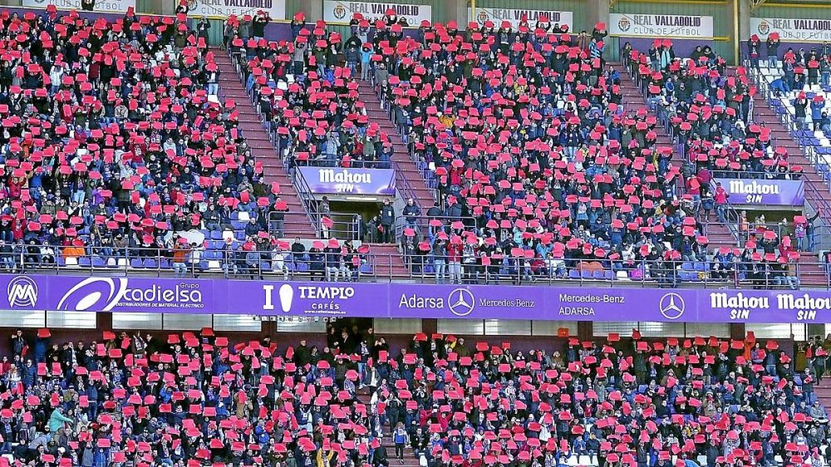 Una de las tribunas con el público  mostrando la cartulina roja de protesta contra el VAR.-PABLO REQUEJO
