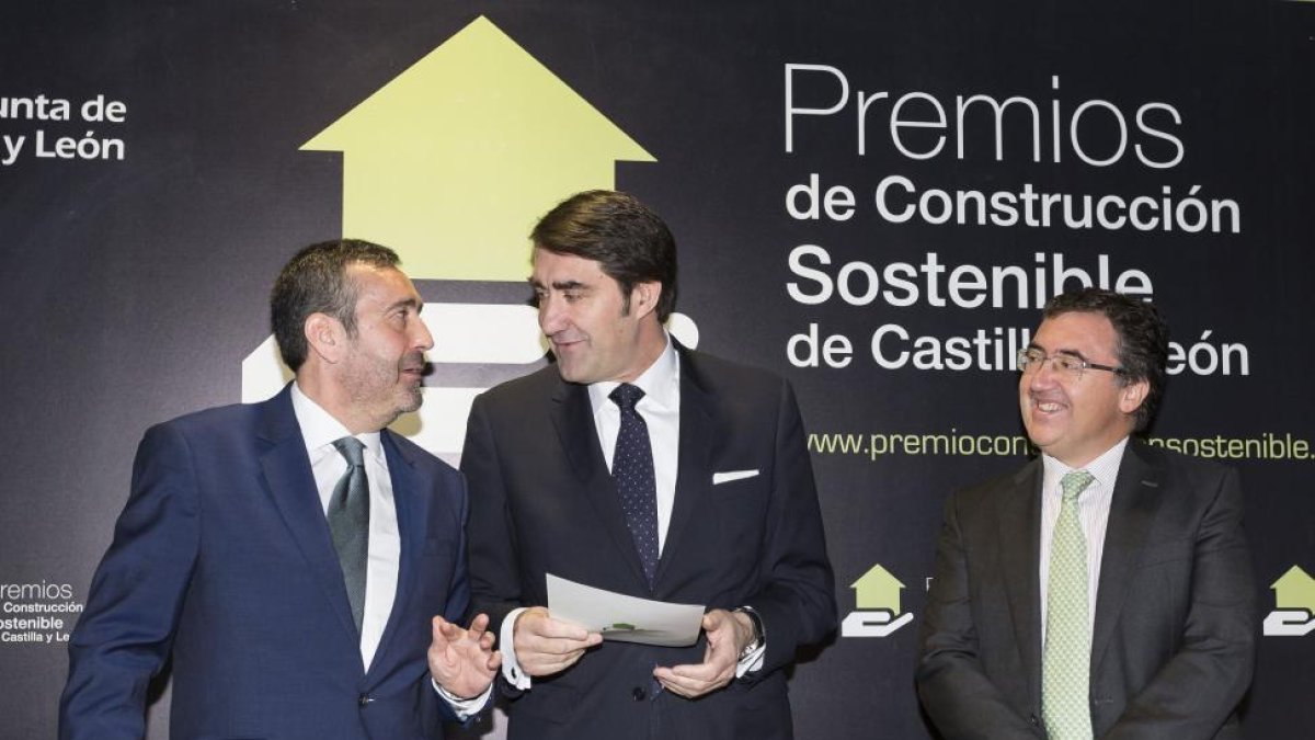(I a D) Alvaro Jaime Díaz, presidente del Instituto; el consejero de Fomento y Medio Ambiente, Juan Carlos Suárez Quiñones y Ángel Marinero Peral, director general de vivienda, arquitectura y urbanismo, en la VI jornada de los Premios Construcción Sosteni-Ical