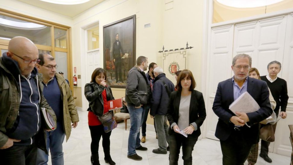 El alcalde accidental del Ayuntamiento de Valladolid, Manuel Saravia, se reúne con el Comité de Empresa de Sada.-ICAL