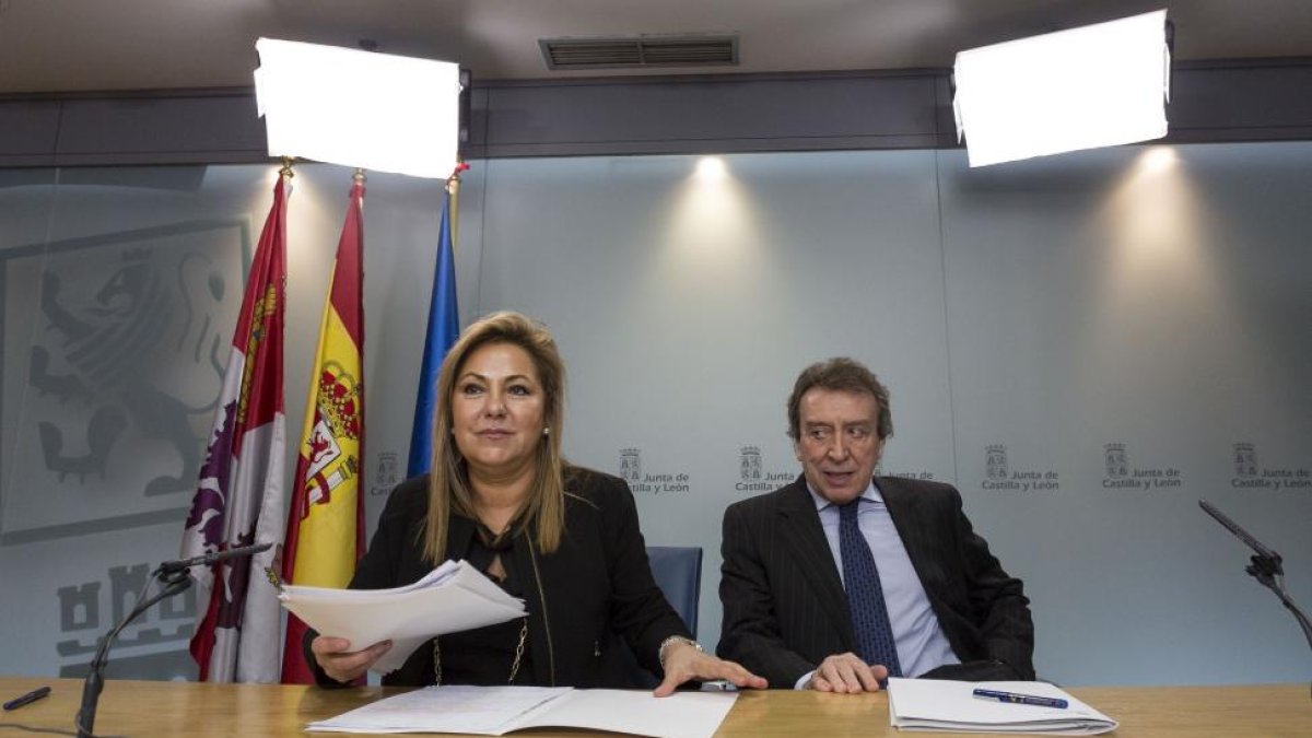 La vicepresidenta y portavoz de la Junta de Castilla y León, Rosa Valdeón, y el consejero de Presidencia, José Antonio de Santiago-Juárez, comparecen en rueda de prensa posterior al Consejo de Gobierno.-ICAL