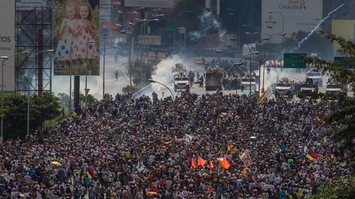 Venezolanos participan en una manifestación en Caracas, ayer.-EFE