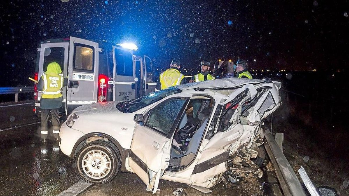 Imagen del accidente en la A-6, a la altura de Tordesillas.-MIGUEL ÁNGEL SANTOS/ PHOTOGENIC