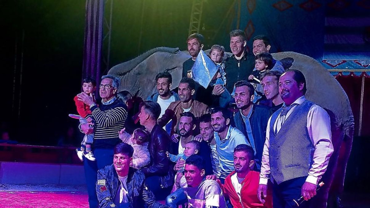 LA PLANTILLA BLANQUIVIOLETA VISITA EL CIRCO. Los jugadores y el personal que trabaja con el primer equipo del Real Valladolid fueron los invitados en la sesión vespertina de ayer por parte del circo Holiday, situado en el real de la Feria.-G. VELASCO