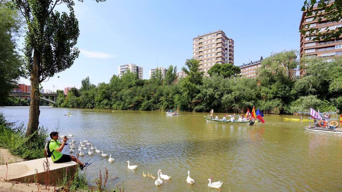 Procesión fluvial de Virgen del Carmen por las aguas del Pisuerga.- ICAL.