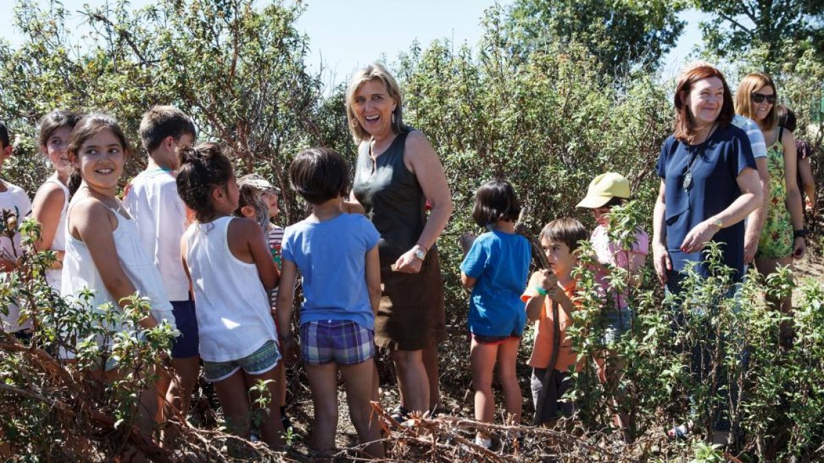 La delegada del Gobierno en Castilla y León, María José Salgueiro visita el Centro de Desarrollo de Energías Renovables . En la imagen, junto a los niños del campamento infantil-ICAL