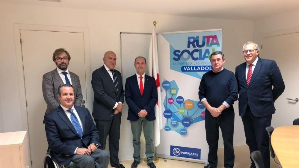 El presidente del Partido Popular de Valladolid, Jesús Julio Carnero, mantiene una reunión con el presidente de Cruz Roja Valladolid, Eduardo Sánchez Arribas.-ICAL