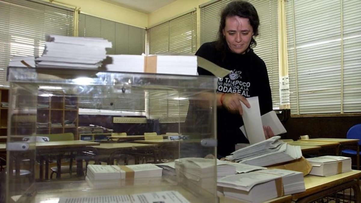 Una empleada municipal coloca las papeletas en un colegio electoral de Bilbao.-EFE / ALFREDO ALDAI