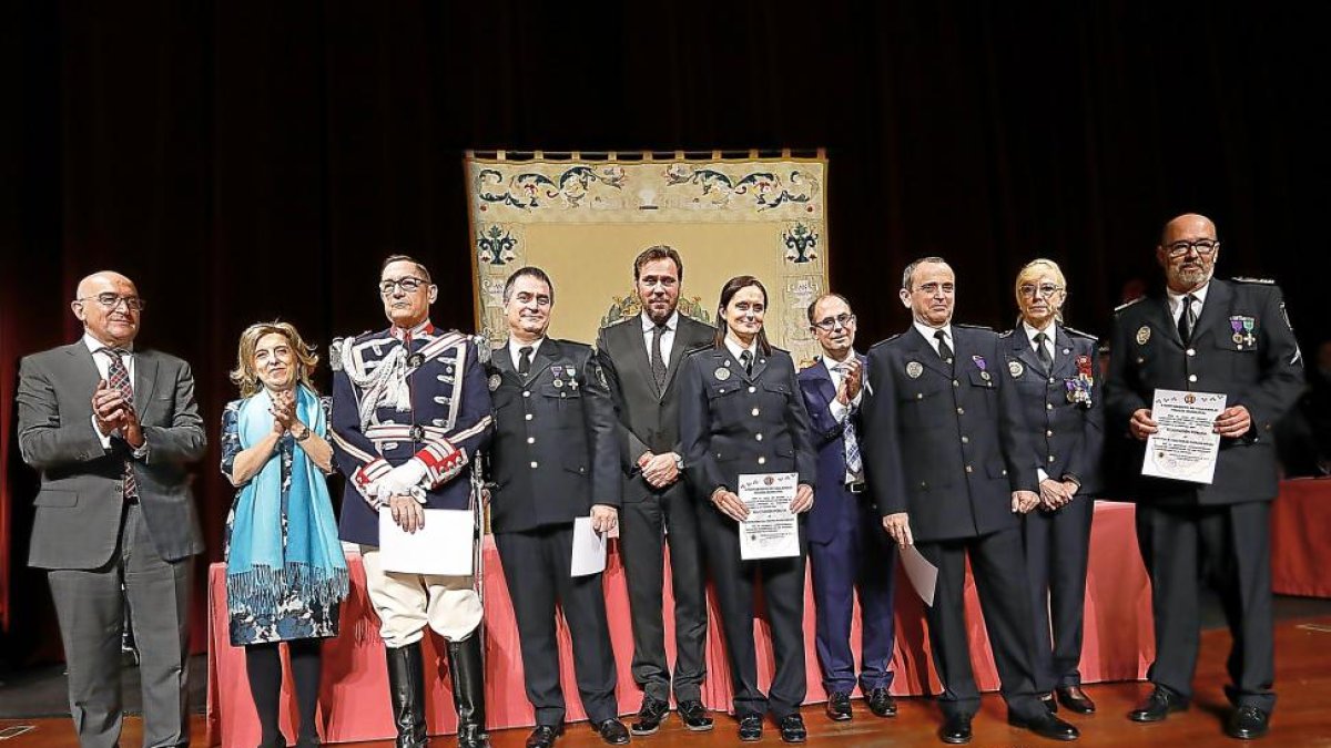 Jesús Julio Carnero, María José Salgueiro, Óscar Puente, Luis Vélez y Julia González junto con algunos de los condecorados ayer durante la fiesta por el Día de la Policía Local de Valladolid.-J.M. LOSTAU