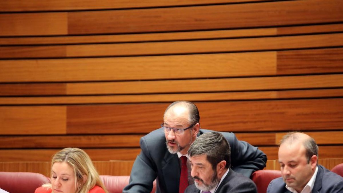 El portavoz de Ciudadanos, Luis Fuentes, junto a los procuradores María Belén Rosado, Manuel Mitadiel y David Castaño, durante la segunda sesión del Pleno de las Cortes en el que se aprueba el proyecto de Presupuestos Generales de la Comunidad para 2016-Ical