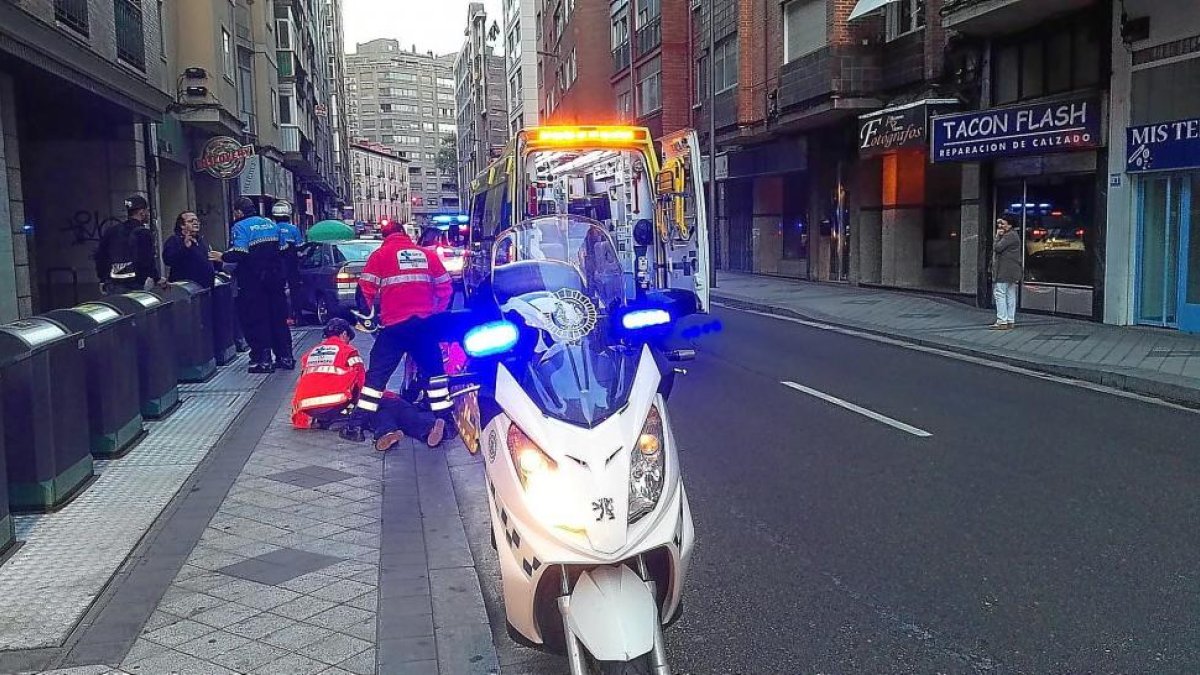 Efectivos de Sacyl atienden a la joven atropellada en la calle Nicolás Salmerón, cruce con Labradores.-E. M.