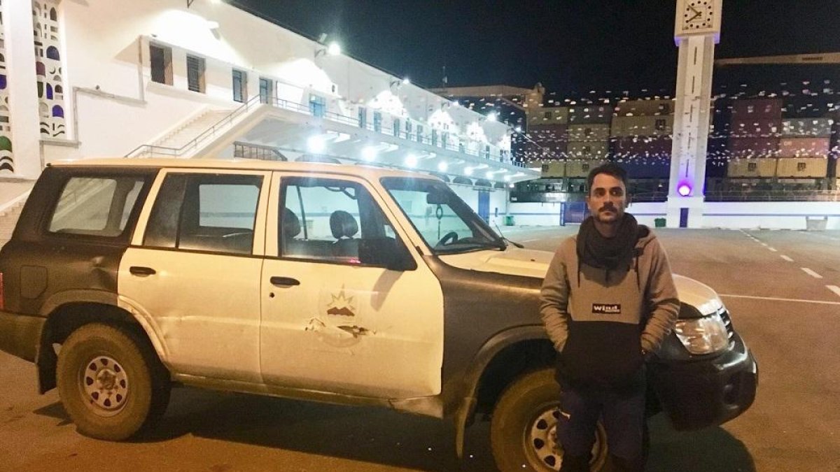 El bombero vallisoletano Enrique López junto a uno de los vehículos de la caravana humanitaria que permanece en el puerto argelino de Orán.-E. M.