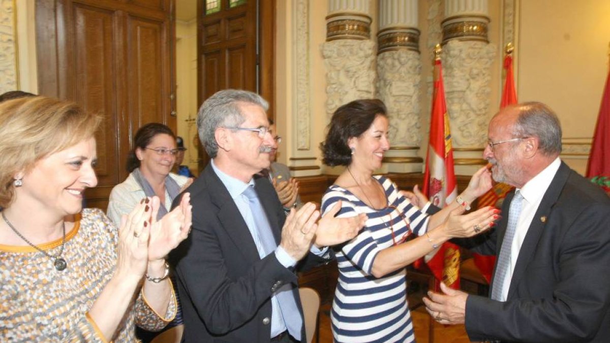 De la Riva, junto a sus concejales, tras la comparencia ante los medios-ICAL