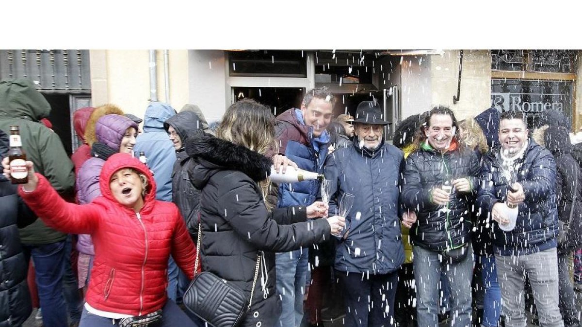 Cava y quintos, pero de cerveza, en las celebraciones en la capital soriana.-LUIS ÁNGEL TEJEDOR