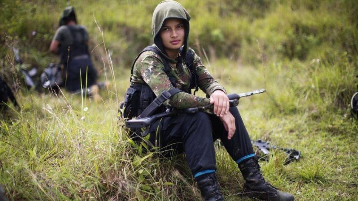 Un joven guerrillero de las FARC se toma un descanso-RODRIGO ABD