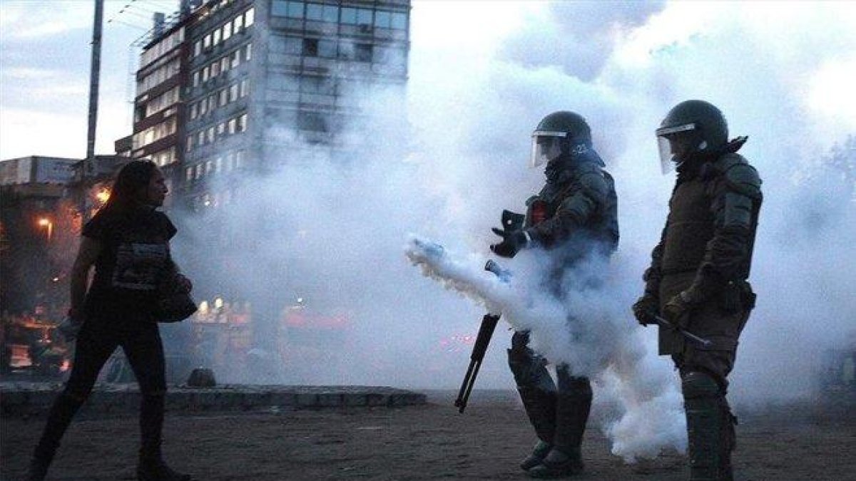 La Policía de Chile disparando bombas lacrimógenas.-EUROPA PRESS