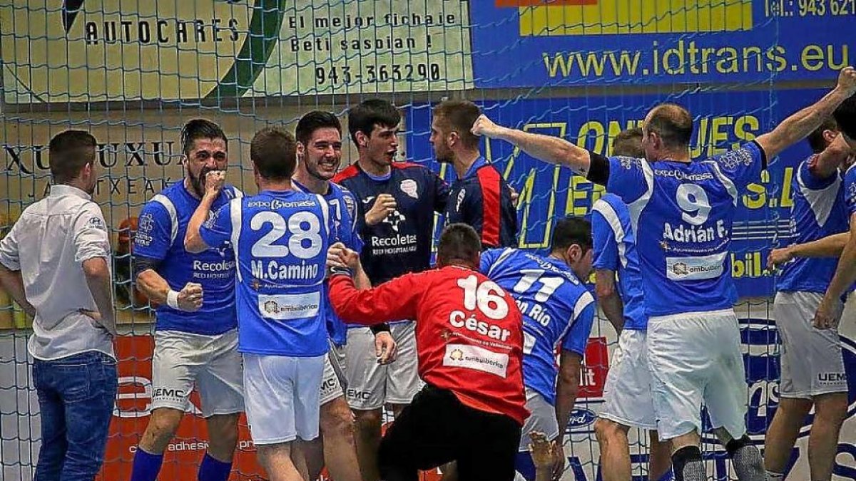 Los jugadores del Recoletas Atlético Valladolid se abrazan en Artaleku tras el épico triunfo logrado ‘in extremis’ sobre el Bidasoa.-PHOTO-DEPORTE