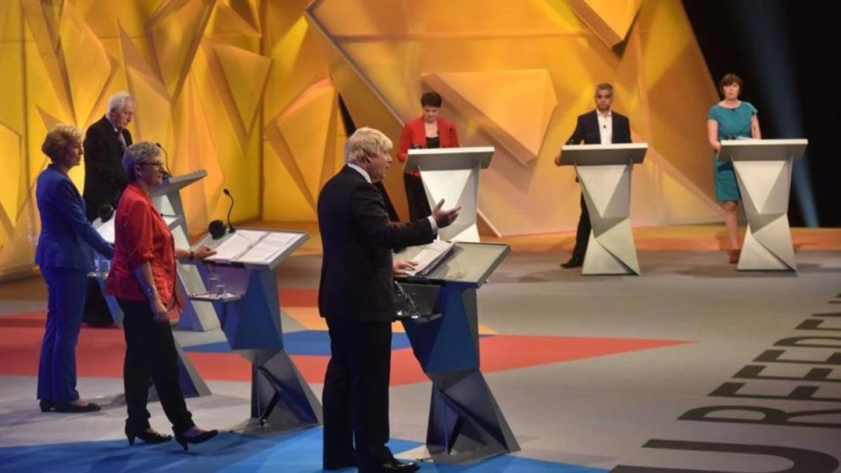 Momento del debate organizado por la BBC, con Boris Johnson interviniendo y Sadiq Khan (arriba, segundo por la derecha) escuchando con atención, en Londres, este martes.-EFE / BBC