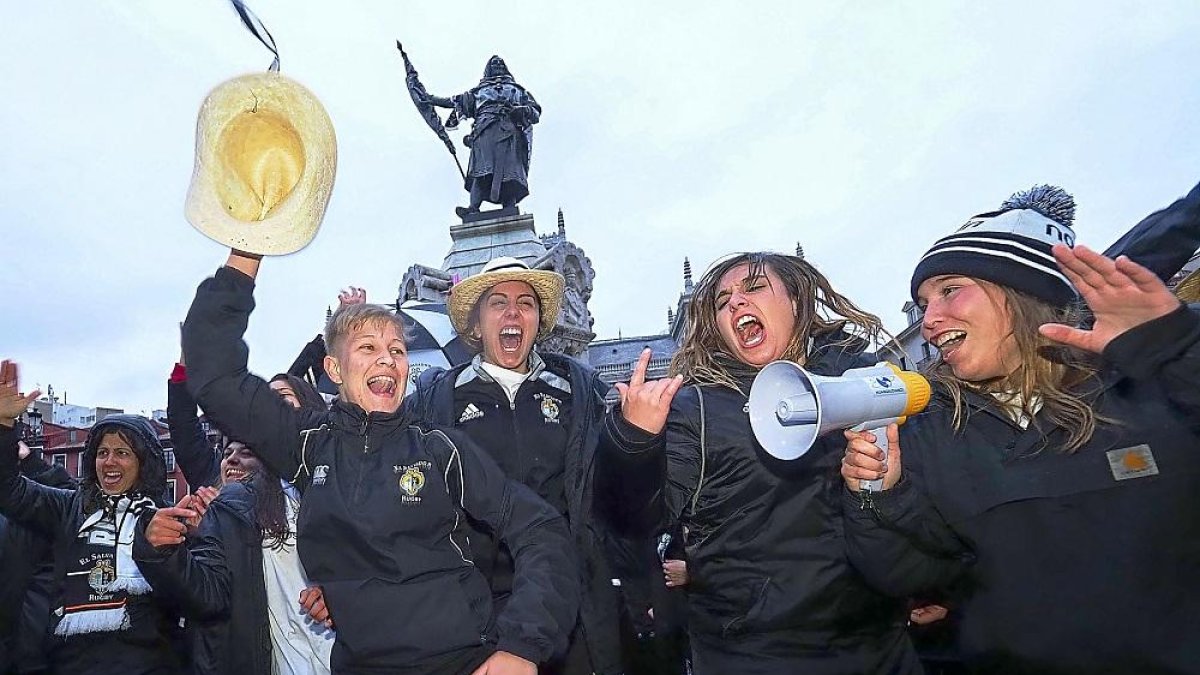 Las jugadoras del Autoconsa El Salvador celebran eufóricas el ascenso a la División de Honor, ayer, en la Plaza Mayor.-MIGUEL ÁNGEL SANTOS