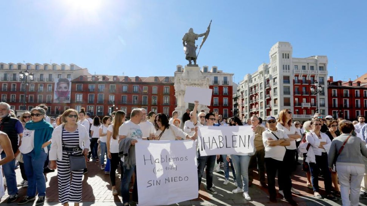Los vallisoletanos se concentraron en la Plaza Mayor.-ICAL