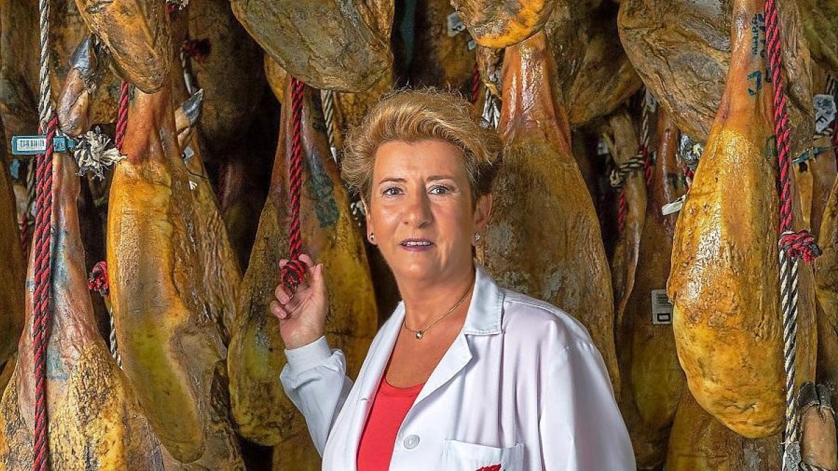 Clotilde Sánchez posa en el secadero de jamones que tiene la empresa Marcial Castro en Guijuelo.-E. M.