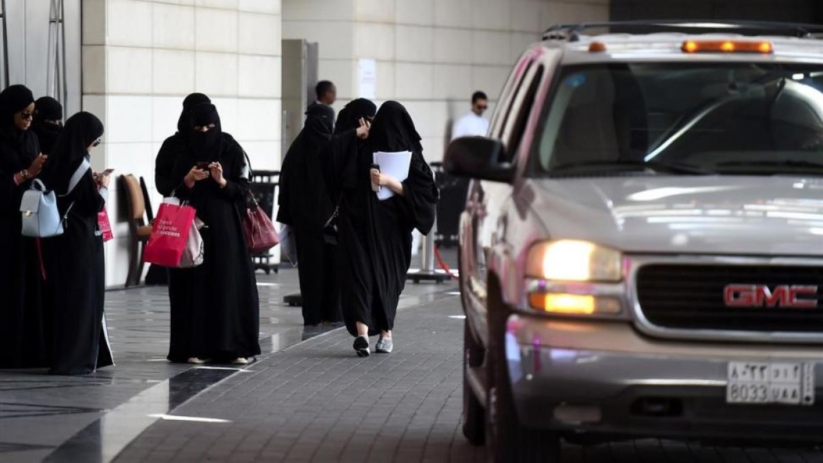 Mujeres saudís esperan a sus conductores frente a un hotel de la capital, Riad, el 28 de septiembre.-AFP / FAYEZ NURELDINE