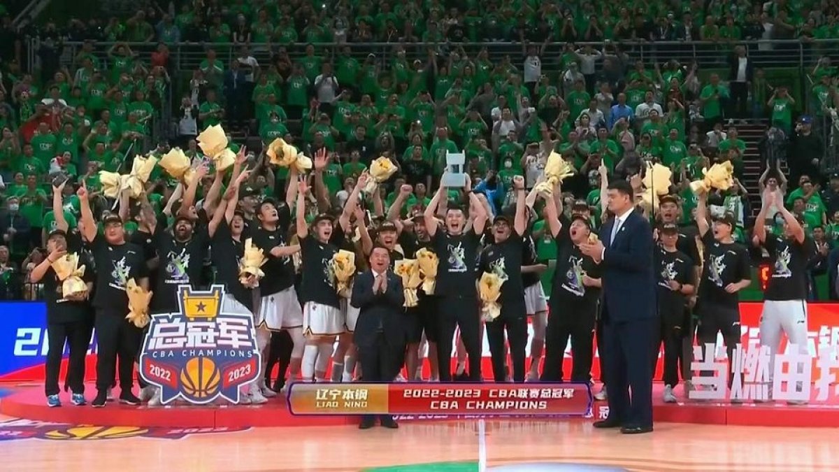 Los Liaoning Leopards de Hugo López levantan el título en China en presencia del ex NBA y actual presidente de la Federación China, Yao Ming. / EL MUNDO