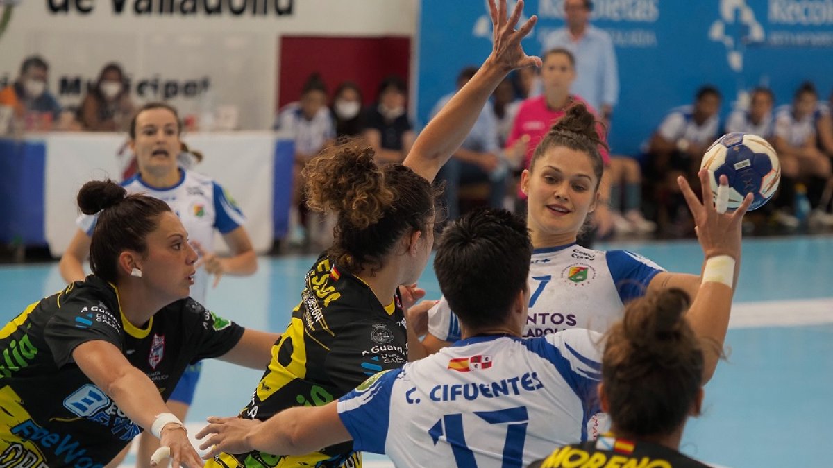 Elena Cuadrado busca la vía de pase al pivote donde espera Cristina en el duelo de ayer ante Atlético Guardés. PHOTOGENIC